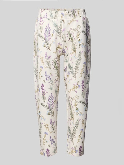 Produktfoto, Regular Fit Sweatpants aus Viskose-Mix mit verkürzter Passform von Christian Berg Woman mit floraler Allover-Print, elastischer Bund, Gesäßtaschen, helle Grundfarbe mit lila und grünen Blüten.