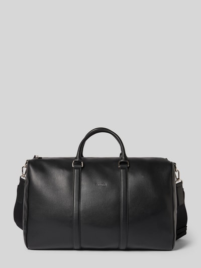 Produktfoto, Weekender mit abnehmbarem Schulterriemen von CK Calvin Klein in Schwarz mit Hauptfach, Label-Detail, Tragehenkel, Größe 46x27x21 cm, Länge Schulterriemen 78 cm, feine Ledertextur.