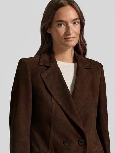 Vrouwenmodel draagt Regular Fit Jacke aus echtem Ziegenleder van Marc Cain in donkerbruin, zachte suède textuur, nahaufnahme bovenlichaam, dames leren-/kunstleren jas.