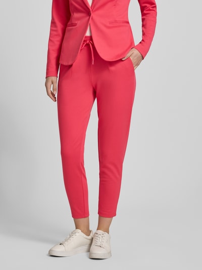 Frauenmodel trägt Sweatpants mit Tunnelzug Modell 'KATE' von ICHI in kräftigem Pink, Material-Mix mit Viskose-Anteil, Regular-Fit, Ganzkörperansicht von vorne.