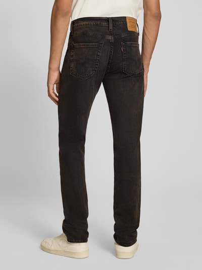 Mannenmodel draagt donkerbruine slim fit jeans uit katoenmix Slim Fit Jeans aus Baumwoll-Mix Modell '511® SLIM' van levi's®, heren slim jeans, volledig achteraanzicht