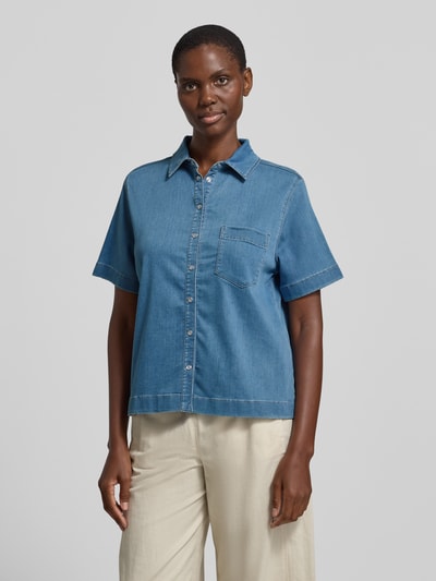 Frauenmodel trägt Jeansbluse mit Brusttasche Modell 'GIULETTE' von Raffaello Rossi, blau, Boxy Fit, Kentkragen, Nahaufnahme Oberkörper.