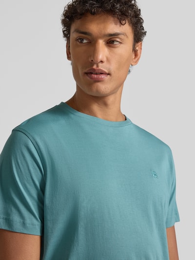 Männermodel trägt T-Shirt mit Label-Stitching von Lerros in türkis, Reine Baumwolle, Regular-Fit, gerippter Rundhalsausschnitt, Nahaufnahme Oberkörper.