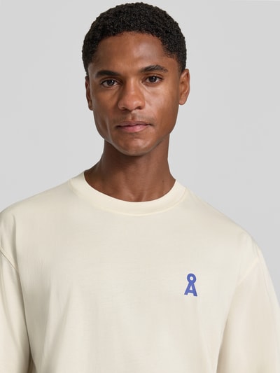 Männermodel trägt Relaxed Fit Poloshirt aus reiner Baumwolle von Armedangels, unifarben, Johnny-Kragen, Strick, Nahaufnahme Oberkörper