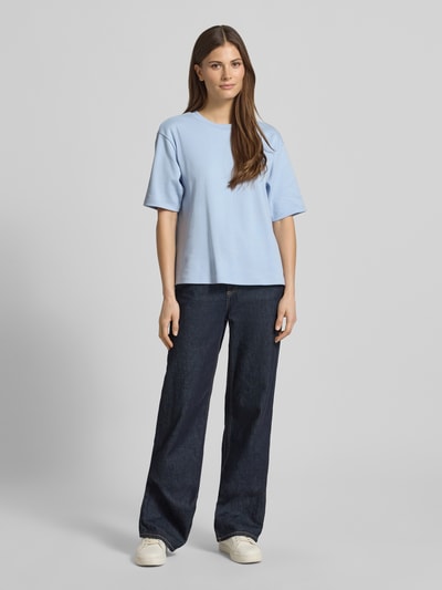 Modelka kobieta nosi T-Shirt mit Rundhalsausschnitt od JAKE*S STUDIO WOMAN, czysta bawełna, krój relaxed fit, niebieski kolor, długość tyłu w rozmiarze S: 59 cm, całościowy widok z przodu