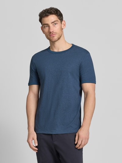 Männermodel trägt T-Shirt mit Rundhals aus Baumwoll-Mix von Tom Tailor Denim, Optik: Unifarben, Passform: Regular-Fit, Ausschnitt: Rundhals, Ärmelform: Kurzarm, Ganzkörperansicht von vorne.