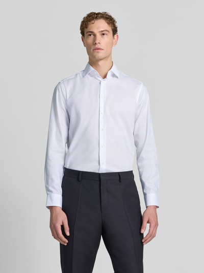 Männermodel trägt wit Regular Fit Business-Hemd met kentkraag van Christian Berg Men van puur katoen, knoopsluiting, met lange mouwen, ganzkörperansicht van voren.