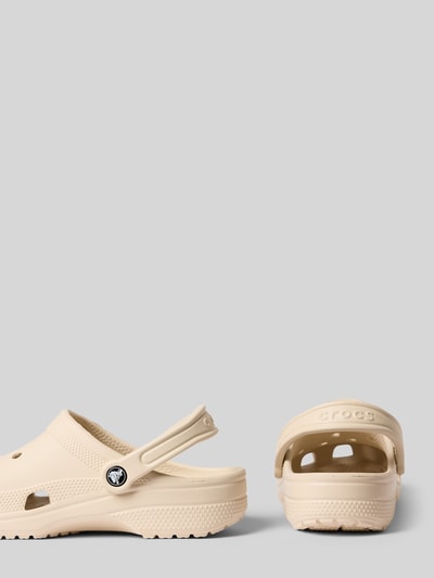 Produktfoto, Clogs mit labeldetail van Crocs in beige met afgeronde punt, comfortmodel, verstelbaar riempje, hakhoogte maat 39/40: 4 cm.