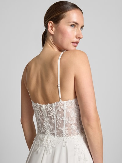 Kobiece model prezentuje Brautkleid mit Ziersteinbesatz od Mascara, kwiatowy wzór, cienkie ramiączka, talia, dekolt w serek, Długość tyłu w rozmiarze 36: 143 cm, Szerokość w rozmiarze 36: 34 cm, widok całej sylwetki z tyłu