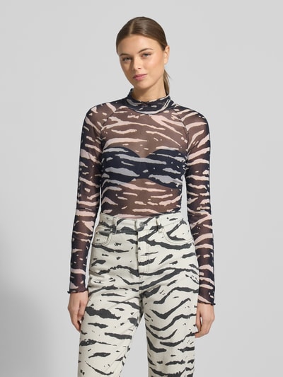 Vrouwenmodel draagt Shirt met lange mouwen uit mesh met opstaande kraag van Marc Cain, slim fit, all-over look, ruglengte maat 36: 54 cm, vooraanzicht van het hele lichaam.