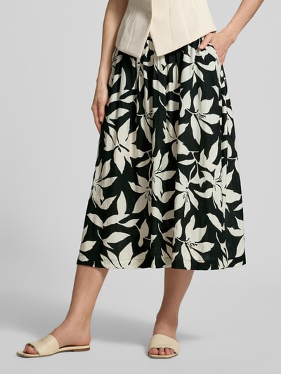 Frauenmodel trägt Relaxed Fit Ausgestellter Midi-Rock aus Viskose-Mix von s.Oliver RED LABEL mit Florales-Allover-Muster, Popeline, Elastisch, Midi-Länge, Ganzkörperansicht von vorne.