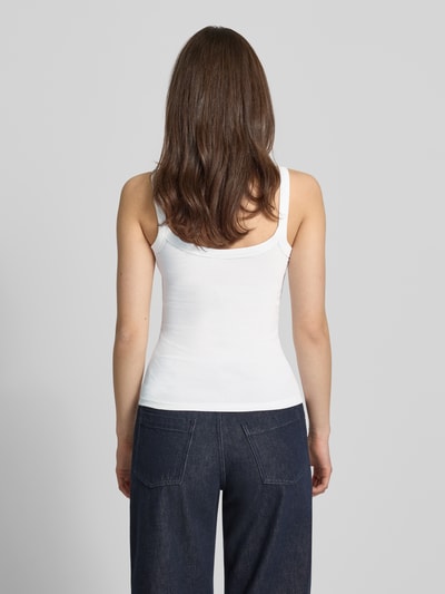 Frauenmodel trägt Trägertop in Ripp-Optik von Gina Tricot, weiß, Baumwoll-Elasthan-Mix, Slim Fit, Ganzkörperansicht Rückansicht.