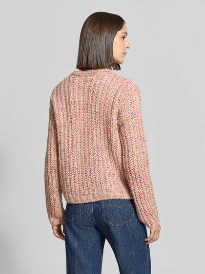 Frauenmodel trägt Relaxed Fit Cardigan mit Baumwoll-Anteil von Milano Italy im Strick-Optik, mehrfarbig, Rückenansicht, Material-Mix.