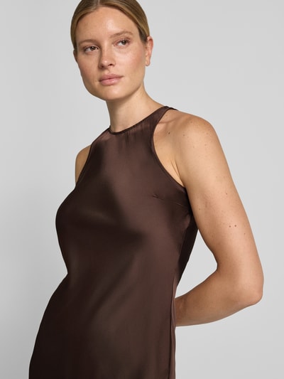 Frauenmodel trägt Abendkleid aus Satin mit Rundhalsausschnitt Modell 'RAVENNA' von VILA in Braun, glatte Textur, Nahaufnahme Oberkörper.