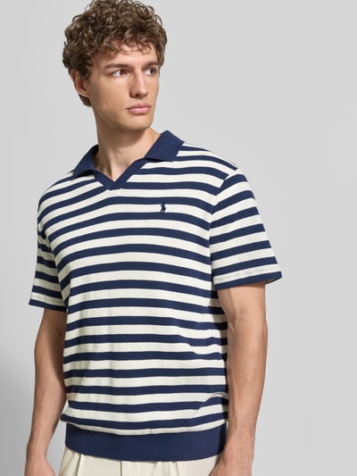 Männermodel trägt Regular Fit Poloshirt aus reiner Baumwolle von Polo Ralph Lauren, Optik:Allover-Muster, Feinstrick, Ganzkörperansicht von vorne.
