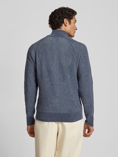 Männermodel trägt Regular Fit Strickjacke mit Stehkragen von Jake*s Studio Men in Blau und Beige, grobe Stricktextur, Ganzkörperansicht Rückansicht.