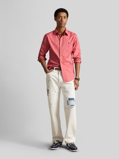 Männermodel trägt Regular Fit Freizeithemd aus reiner Baumwolle von Polo Ralph Lauren, Optik: Unifarben, Twill, Ganzkörperansicht von vorne.