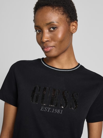 Vrouwenmodel draagt t-shirt uit puur katoen met logodetail en met pailletten, getailleerde pasvorm van GUESS, ronde hals, Dames t-shirt, Nahaufnahme bovenlichaam
