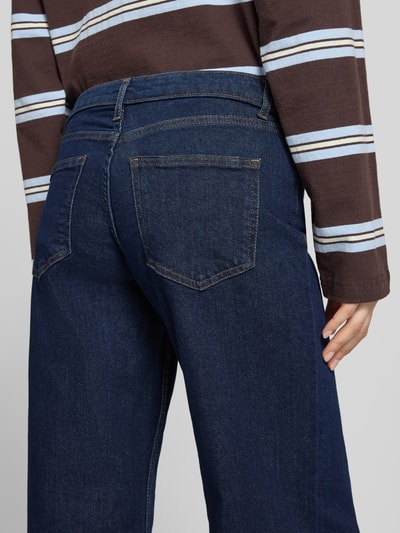 Vrouwenmodel draagt Wide Leg Jeans aus Baumwoll-Mix Modell 'JUDY' van Only, denim, donkerblauw, low waist, label stitching, 5-pocket-design, detailopname rug.