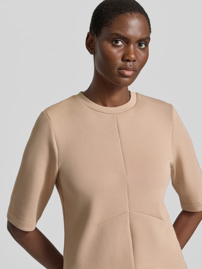 Modelka nosi Regular Fit Sweatshirt mit Ziernähten von Christian Berg Woman, elastyczna mieszanka materiałów z modalem, ozdobne szwy, okrągły dekolt, rękaw o dł. 1/2, beżowy kolor, gładka struktura, zbliżenie górnej części ciała.