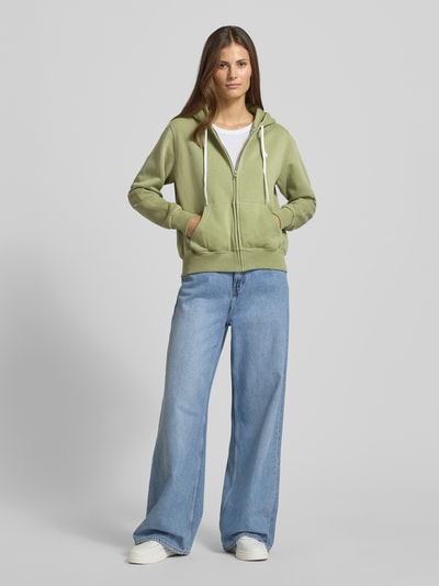 Kobiece model prezentuje bluzę rozpinaną z kapturem od Polo Ralph Lauren z mieszanki bawełny, luźny krój, wpuszczane kieszenie, całościowy widok z przodu.