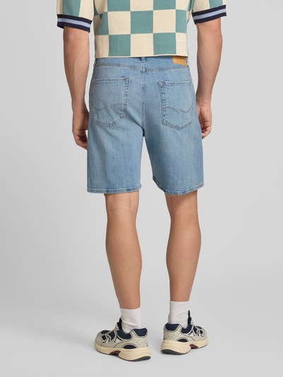 Männermodel trägt Relaxed Fit Jeansshorts Modell 'TONY' von Jack & Jones aus Baumwoll-Elasthan-Mix, hellblau, Eingrifftaschen, Ganzkörperansicht Rückansicht, Bundweite bei Größe M 42 cm, Innenbeinlänge bei Größe M 21 cm.