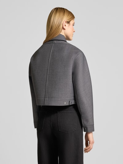 Männermodel trägt Kurtka Relaxed Fit z dodatkiem wełny Model 'DISCHI' od MAX&Co., efekt: jednolity kolor, mankiet, pasek z tyłu, wykończenie dżersej, widok całej sylwetki z tyłu