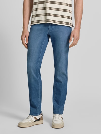 Männermodel trägt Regular Fit Jeans aus Baumwoll-Mix mit Viskose-Seiden-Anteil Modell 'Chuck' von Brax, Denim-Optik, 5-Pocket, Nahaufnahme Oberkörper.