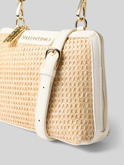 Produktfoto, Handtasche mit Label-Applikation Modell 'DEMETRA' von VALENTINO BAGS, Hauptfach mit Reißverschluss, Schulterriemen, beige strukturierte Flechtoptik, Akzent in Weiß, Breite 25 cm, Länge 17 cm, Tiefe 9 cm, Länge Schulterriemen 122 cm, Damen Accessoire