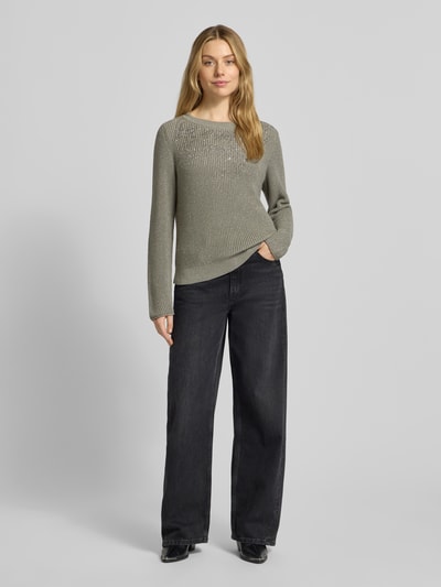 Vrouwenmodel draagt Strickpullover met Ziersteinbesatz van monari in katoenmix, regular fit, ronde hals, grijs, Ganzkörperansicht van voren.