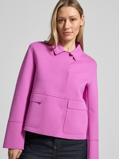 Frauenmodel trägt Blazer mit Kentkragen und aufgesetzten Pattentaschen von WHITE LABEL in Pink, aus Baumwoll-Mix, Nahaufnahme Oberkörper.