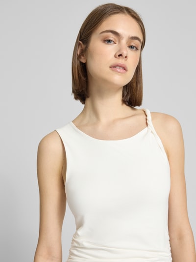 Frauenmodel trägt Trägertop mit Knotendetail Modell 'KIA' von Topshop, Baumwoll-Elasthan-Mix, Slim Fit, Nahaufnahme Oberkörper.