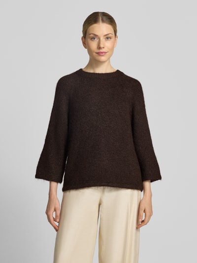 Vrouwenmodel draagt gebreide pullover met ronde hals en Raglanmouwen van FREE/QUENT, materiaalmix met wol, recht model, crème broek, ruglengte maat S 54 cm, mouwlengte maat S 50 cm, Ganzkörperansicht van voren.