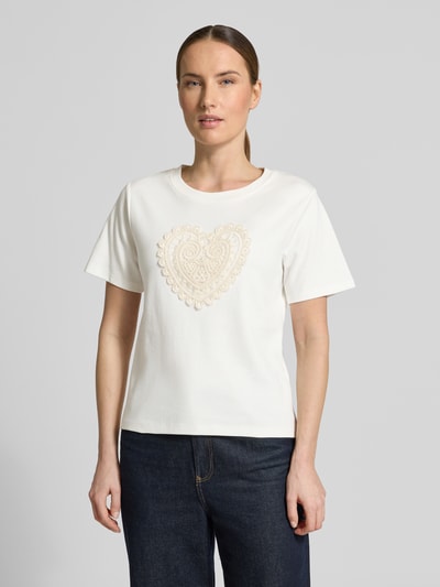 Vrouwenmodel draagt T-shirt met motiefstitching en ronde hals van Christian Berg Woman, puur katoen, regular fit, ruglengte maat S 53 cm, Ganzkörperansicht von vorne.