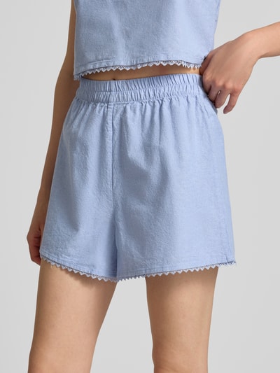 Kobiece modelka nosi Regular Fit Shorts mit Spitzenbesatz Modell 'Feoly' von American Vintage, jasnoniebieska bawełna, elastyczny pas, Szerokość w rozmiarze S: 31 cm, zbliżenie na górną część nóg