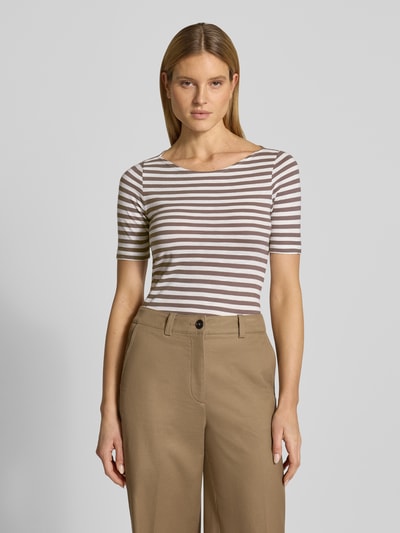 Frauenmodel trägt Slim Fit T-Shirt aus reiner Baumwolle von Marc O'Polo, Optik:Allover-Muster, Gestreift, Logo-Print, U-Boot-Ausschnitt, Kurzarm, Ganzkörperansicht von vorne.