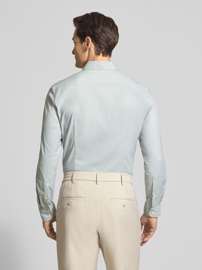 Männermodel trägt Slim Fit Business-Hemd mit Kentkragen von Jake*s, hellblau, glatter Material-Mix mit Stretch-Anteil, Ganzkörperansicht Rückansicht.