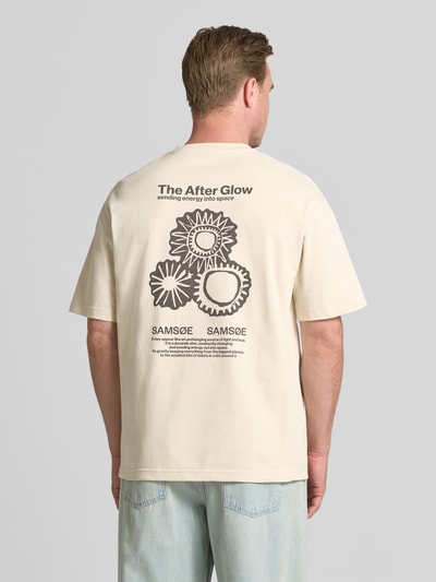 Męski t-shirt z bawełny, krój relaxed fit, nadruk, okrągły dekolt, długość tyłu 72 cm, model 'Sauni' od Samsøe Samsøe, Ganzkörperansicht Rückansicht.