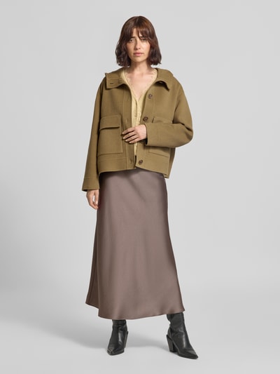 Frauenmodel trägt Jacke aus Schurwoll-Mix mit Pattentaschen von Luisa Cerano, olivegrün, kaschmir, Regular Fit, Ganzkörperansicht von vorne.