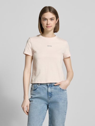 Calvin Klein Jeans T-shirt o kroju regular fit z naszywką z logo Jasnoróżowy 4