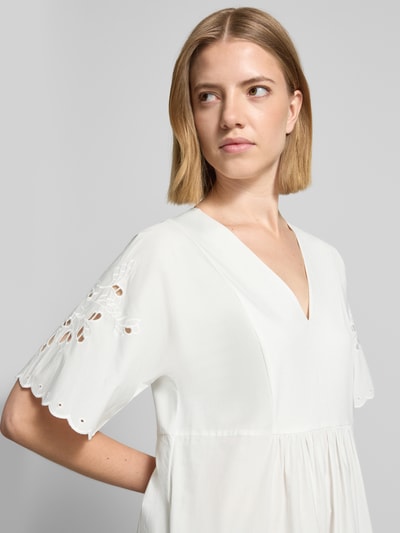 Frauenmodel trägt fließendes Freizeitkleid aus reiner Baumwolle Modell 'TARTUFO' von Weekend Max Mara in Optik: Unifarben mit Lochspitze an Kurzarm, V-Ausschnitt, Popeline-Materialverarbeitung, Nahaufnahme Oberkörper.