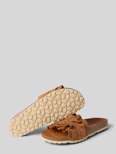 Produktfoto, Slipper aus echtem Leder Modell 'Rocio' von Verbenas für Damen mit Rüschenbesatz, profilierter Sohle, offener Ferse, abgerundeter Passform, Absatzhöhe 3 cm, Farbe Braun, strukturierte Textur.