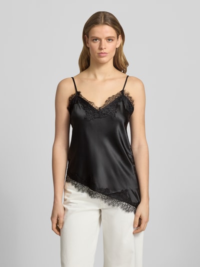 Vrouwenmodel draagt Shaped Fit Trägertop aus Satin Modell 'BELLA' van Only, zwart, V-hals, kantdetails, verstelbare spaghettibandjes, asymmetrische zoom, unilook, satijntextuur, vooraanzicht bovenlichaam.