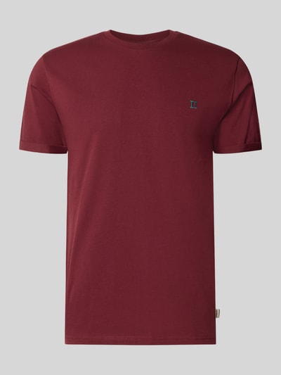 Produktfoto, T-Shirt mit Logo-Stitching und Rundhalsausschnitt von Les Deux in Dunkelrot, Baumwoll-Mix mit Stretch, Straight Fit, dezentes Logo-Stitching und Label-Detail, Rückenlänge 70 cm bei Größe M.