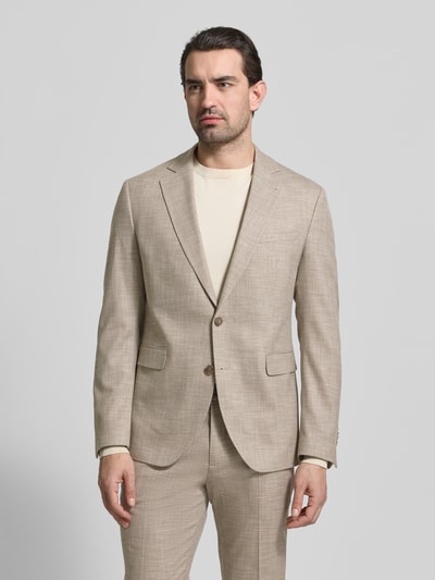Männermodel trägt Regular Fit Anzug aus Viskose-Mix Modell 'Dalotti' von CINQUE in Beige mit Reverskragen und 2-Knopf-Blazer, Nahaufnahme Oberkörper.
