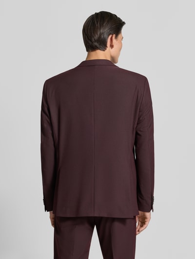 Männermodel trägt Regular Fit Sakko mit Viskose-Anteil von Christian Berg Men in Dunkelrot, glatte Textur, Ganzkörperansicht Rückansicht. Elastischer Material-Mix, Reverskragen, Pattentaschen, 2-Knopfleiste, Rückenlänge 74 cm, Schulterbreite 45 cm, Ärmellänge 67 cm.