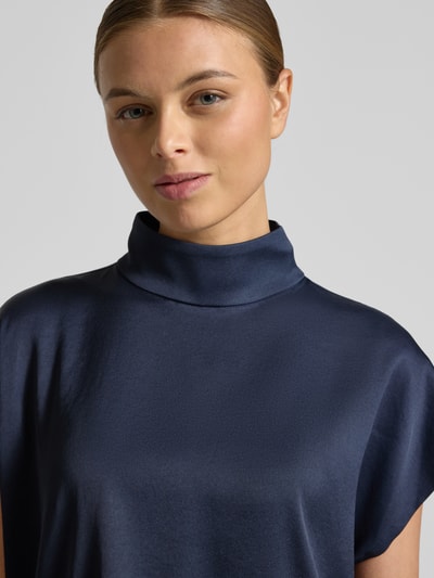 Vrouwenmodel draagt donkerblauw Blusenshirt met Stehkragen Modell 'ALARIA' van Drykorn, Acetaat-Elastaan-mix, losse pasvorm, Nahaufnahme bovenlichaam.