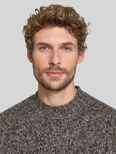 Männermodel trägt Slim Fit Strickpullover aus reinem Kaschmir von FTC Cashmere, meliert, Stehkragen, Nahaufnahme Oberkörper.