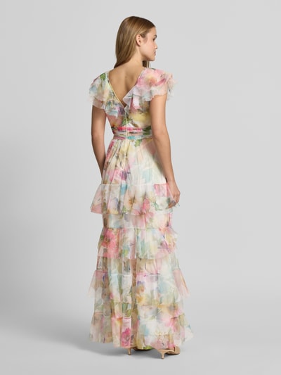 Frauenmodel trägt Maxikleid im Stufen-Look mit Taillenband von LACE & BEADS aus Mesh in Pastellfarben mit floralem Muster, taillierter Schnitt, V-Ausschnitt, Rückenlänge bei Größe S 129 cm, Brustweite bei Größe S 41 cm, Ganzkörperansicht Rückansicht.
