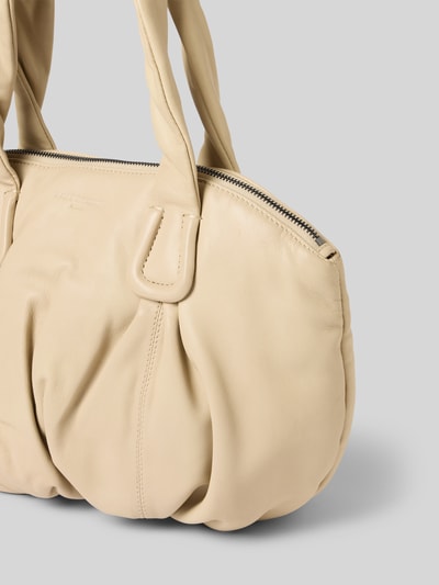 Produktfoto, Shopper mit Logo-Prägung Modell 'LUCY' von LIEBESKIND BERLIN, naturalna skóra, główna przegroda z zamkiem błyskawicznym, uchwyty, kieszeń zapinana na zamek błyskawiczny wewnątrz, szerokość w rozmiarze 1: 36 cm, długość w rozmiarze 1: 24 cm, głębokość w rozmiarze 1: 20 cm, długość paska na ramię w rozmiarze 1: 61 cm, beżowy, zaokrąglone kształty, miękka tekstura.